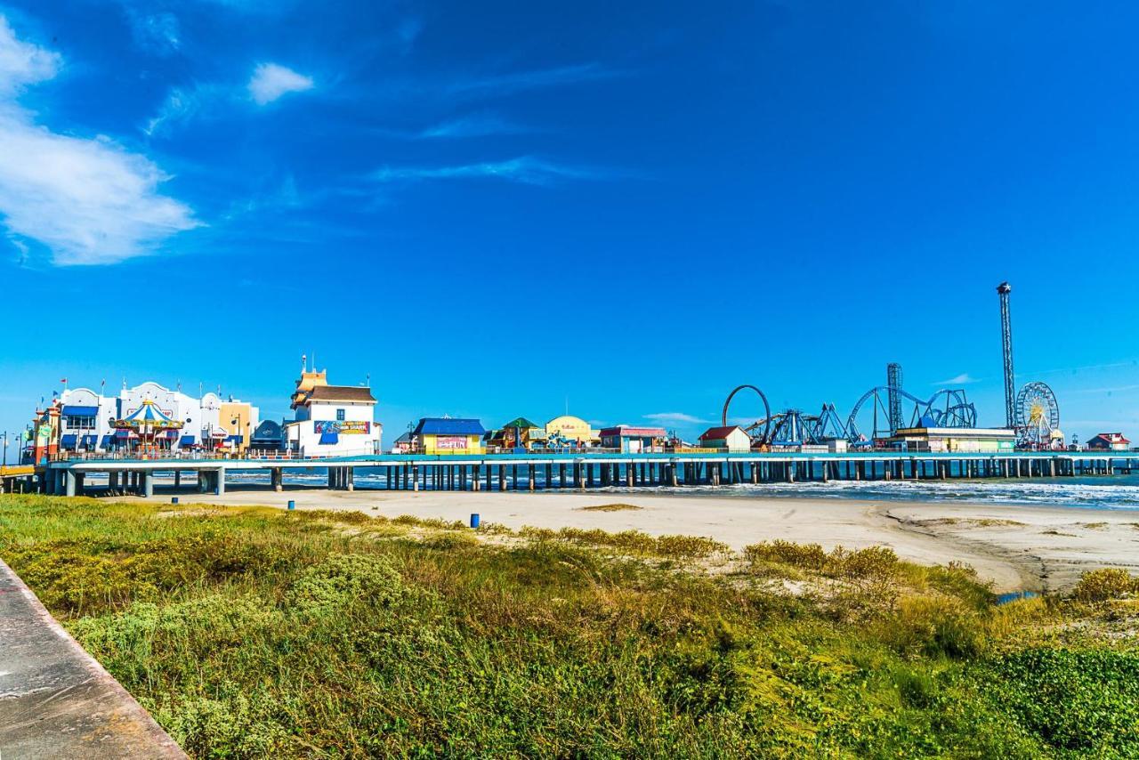 Blue Skies Ahead Quick Walk Into Town And Beach Галвестон Екстер'єр фото